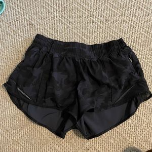 Lululemon hotty hot 2.5 short